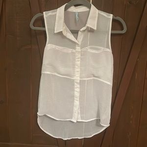 Small BSK Berska white sleeveless button up top